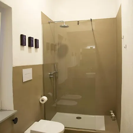 Azizo, La Apartament